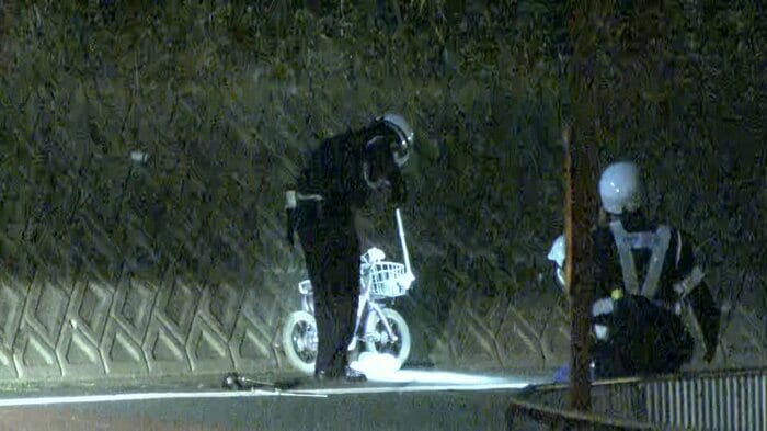 事故現場を調べる捜査員(3月24日)