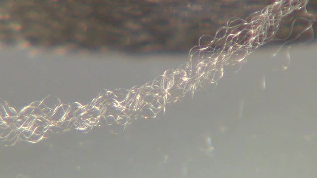 ミツフジが開発 銀でコーティングした糸をより合わせている