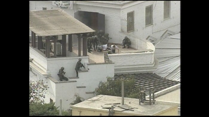 銃撃戦の中127日ぶりに公邸から人質が救出された