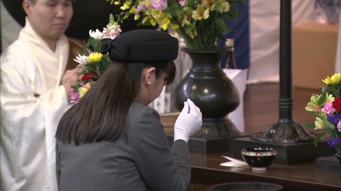 祭壇で焼香される眞子さま