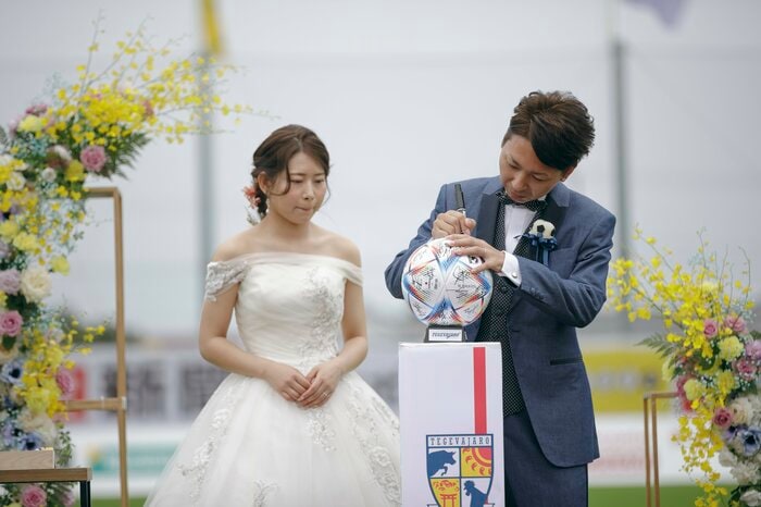 結婚証明書はサッカーボール(提供元:テゲバジャーロ宮崎)