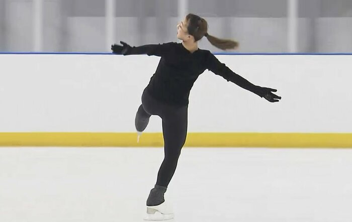 氷上練習をする坂本