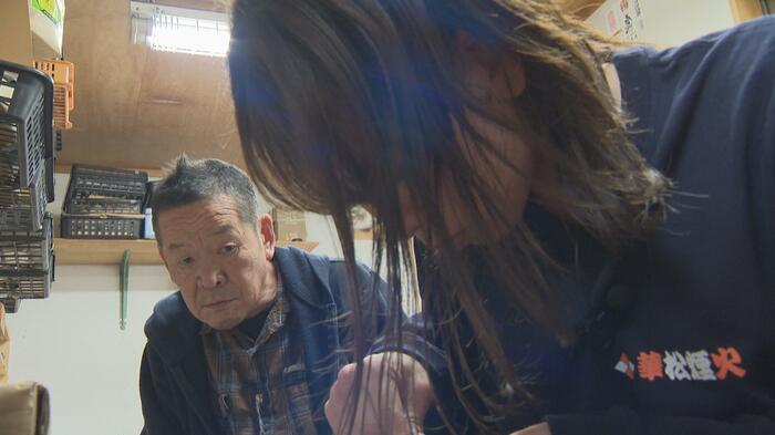 栞奈さんの作業を見守る社長・上條博人さん