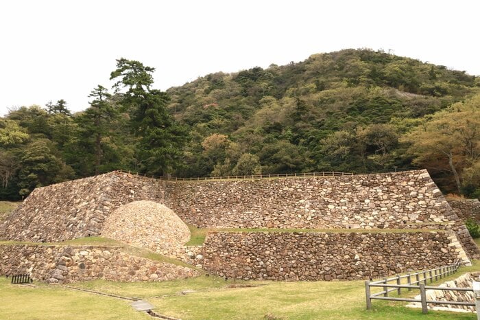 鳥取城。半球状の石垣「天球丸」が有名だが、麓は後世の城域。戦国時代は山上がメインだった