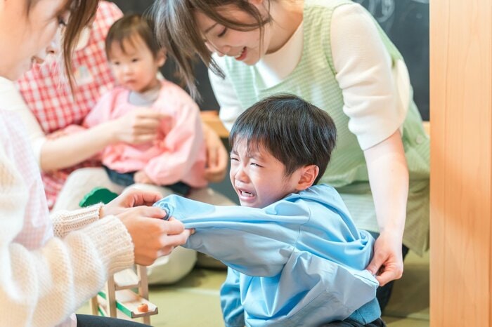 母親と離れることが不安で泣いてしまうこともモロー反射残存のひとつ(画像:イメージ)