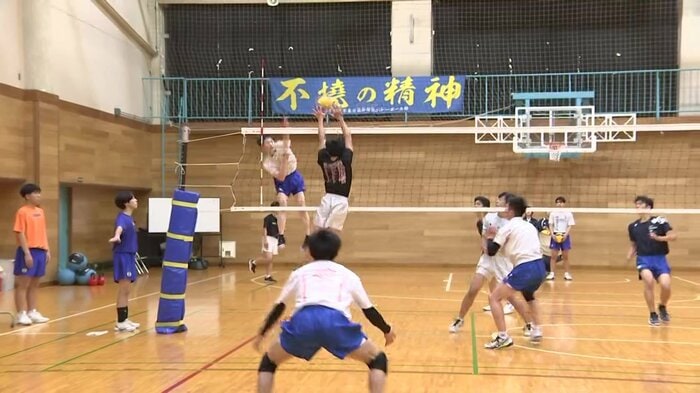 ブロックの上からアタックを繰り出すことができる