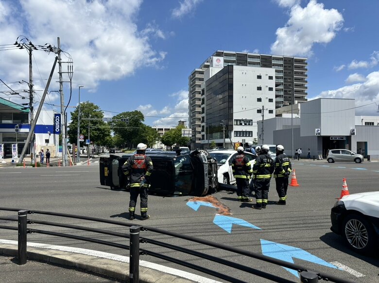 右折の軽乗用車と直進の乗用車が出合い頭に衝突　横転した車内に女性が一時閉じ込められる〈仙台〉｜FNNプライムオンライン