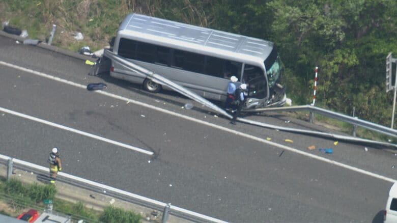 【続報】反対車線まで投げ出された人も…磐越道マイクロバス事故で北越高校の男子生徒(17)が死亡・26人がケガ　ソフトテニス部遠征中の事故に「痛恨の極み」｜FNNプライムオンライン