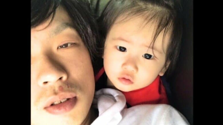 「娘と僕は本当の親子。僕は無実」2歳義理の娘「虐待死」など問われた父　一審の懲役12年から『逆転無罪』勝ち取る「独房で過ごした5年半。闘い続けて良かった」｜FNNプライムオンライン