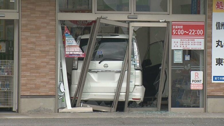 「寝落ちして」ドラッグストアに車が突っ込む　運転の55歳男性「眠気が強くて…店の中に入って気付いた」｜FNNプライムオンライン