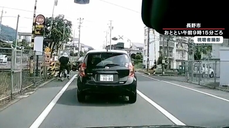前進する撮影者の車