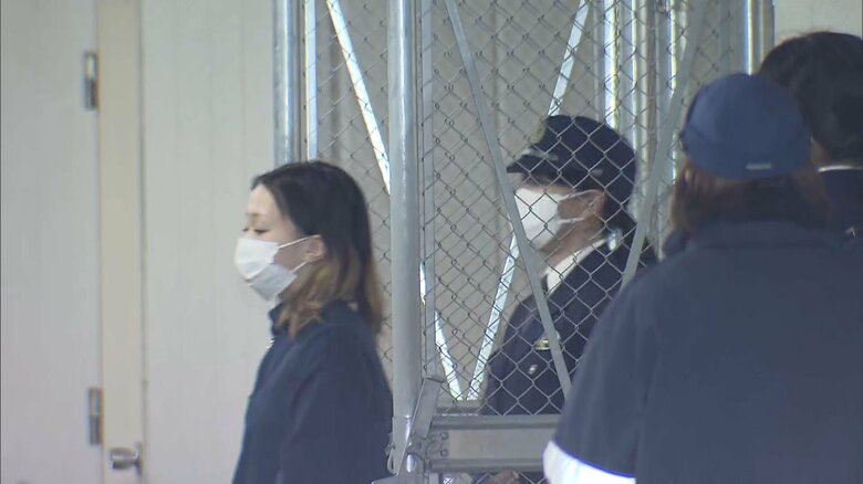 送検される皆川美緒容疑者(22)(13日 行方署)