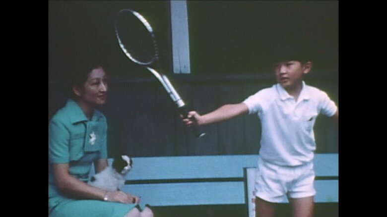 1973年 上皇后さまの前で素振りをされる秋篠宮さま