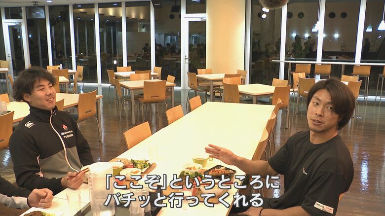 津岡選手を「クールを装った熱い人間」と話すチームメイトの加納遼大選手