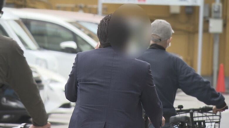 電話しながら自転車に乗る人