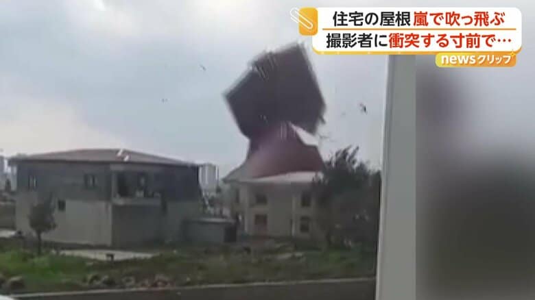住宅から屋根がめくれ上がる瞬間（IHA）