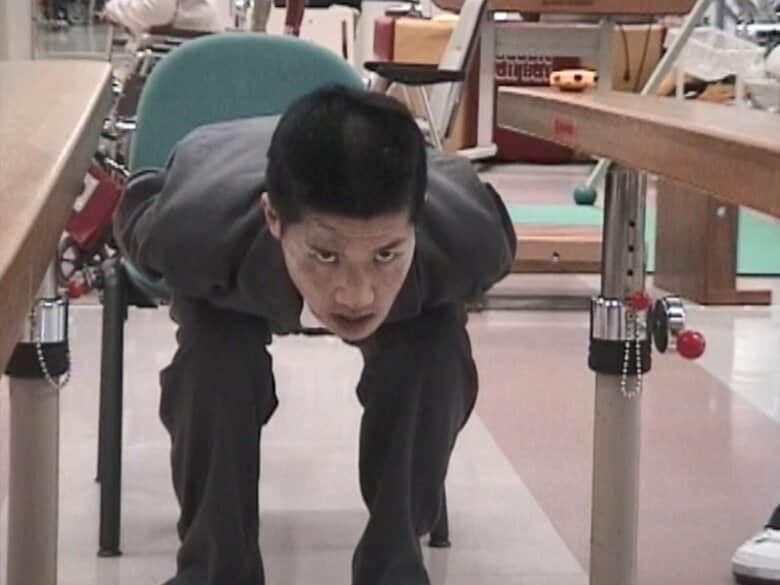 クローチング姿勢をとる金子選手