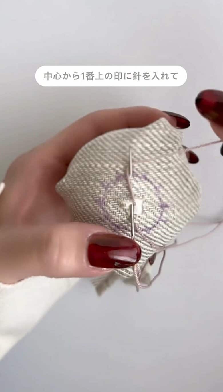 針に糸をくるりと巻く