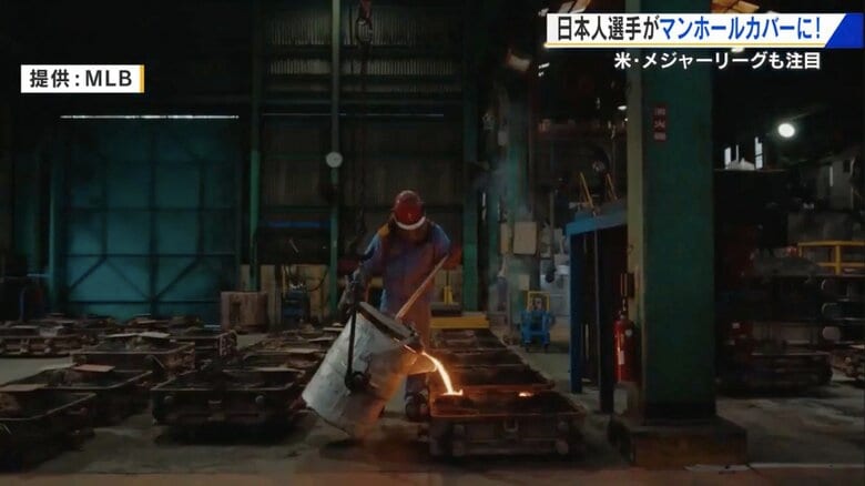 砂の鋳型に流し込まれる約1500℃の鉄