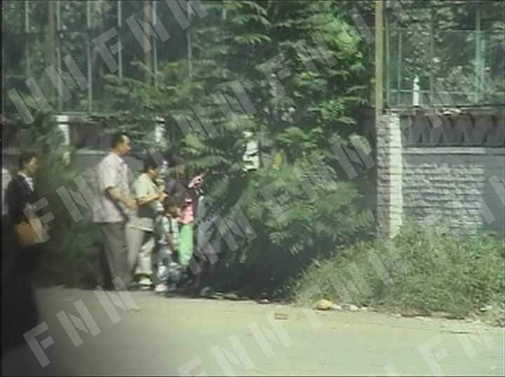 2004年9月1日　北京の日本人学校に脱北者とみられる29人が駆け込む瞬間