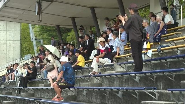 米江さんの挑戦を市民が見守る