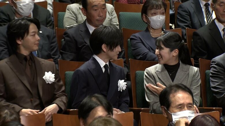 映画「ペリリュー　-楽園のゲルニカ-」に出演した板垣李光人さんと　2025年11月