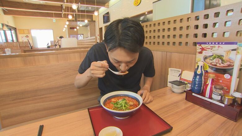 試食する秋末アナウンサー