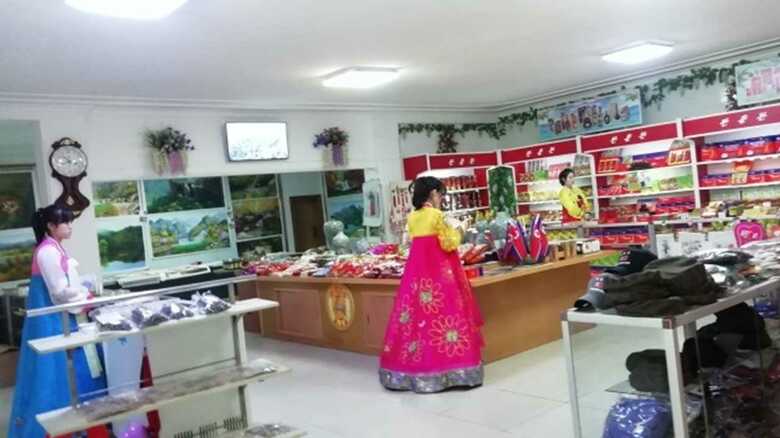 店内にはチマチョゴリ姿の店員