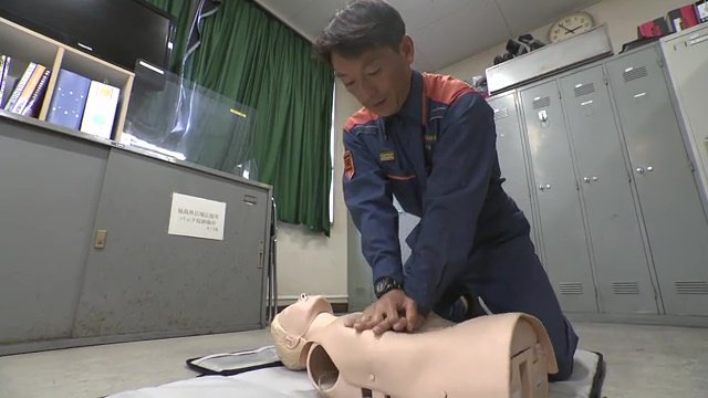 胸骨の下半分を押す　しっかり手を合わせて腕を伸ばして