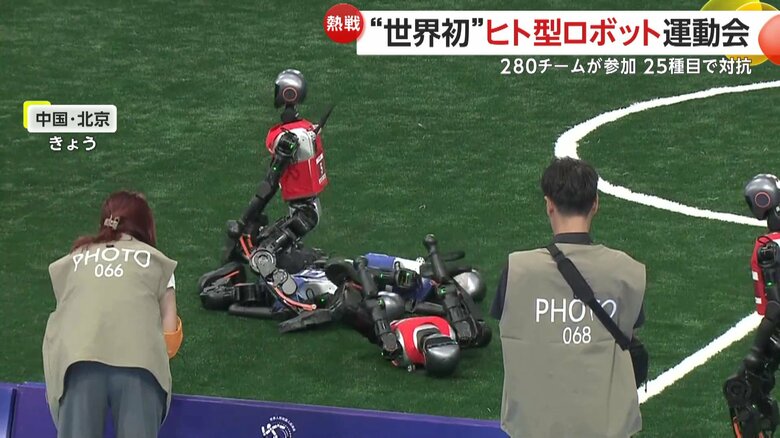 サッカーの試合でバタバタと倒れていく選手たち⑥