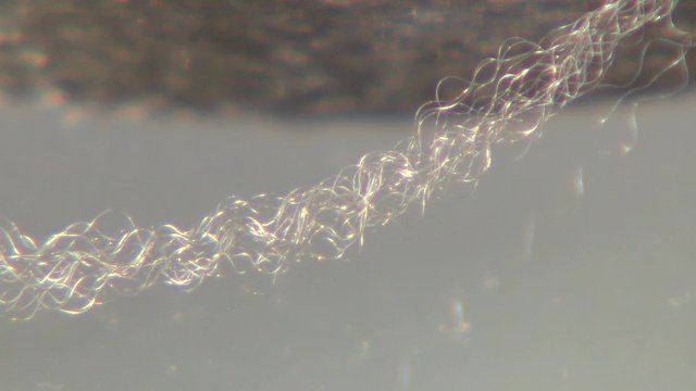 ミツフジが開発　銀でコーティングした糸をより合わせている