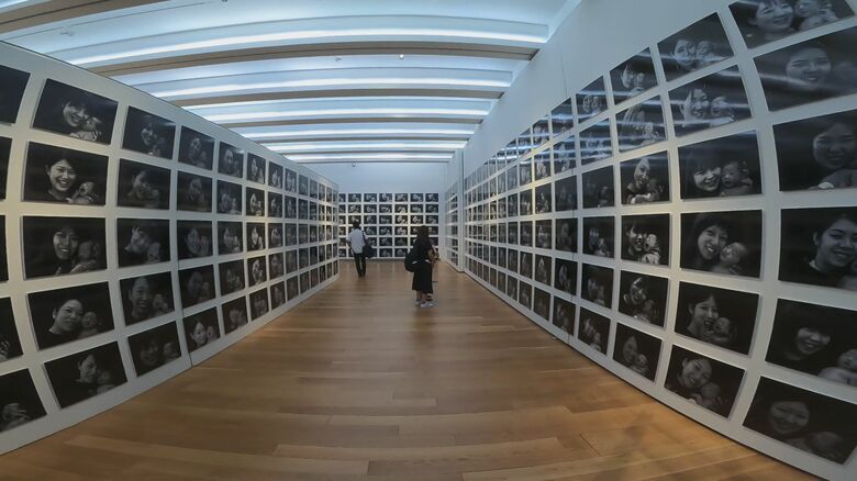 会場には約320組の写真が展示