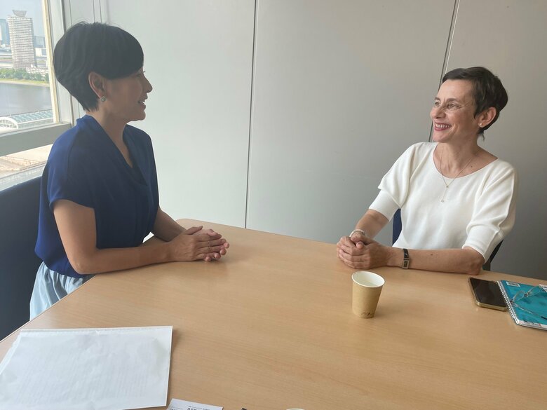 オリガ・エルセーバさんに話を聞く島田