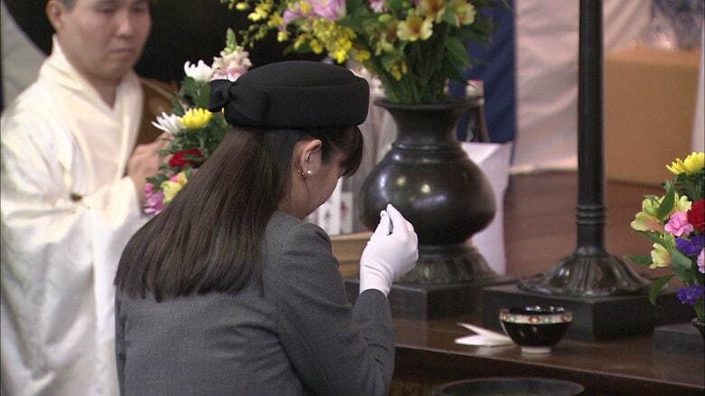 祭壇で焼香される眞子さま