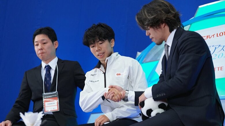 キスクラでコーチの無良崇人さんと握手（2023年全日本選手権）