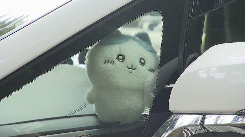 車にはキャラクターグッズも積み込まれていた