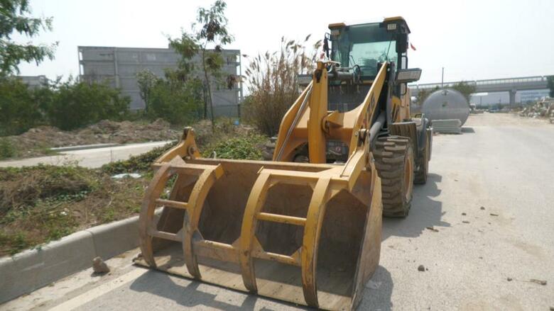 現場付近に放置されたままの工事車両