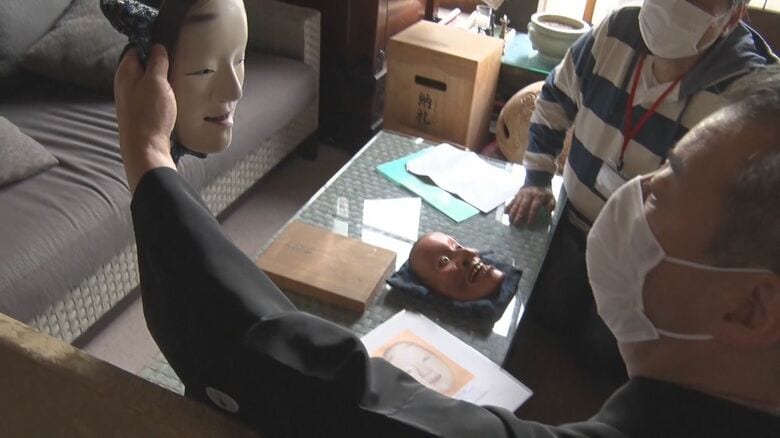 面の持ち運び方にもこだわる能楽師・松木千俊さん