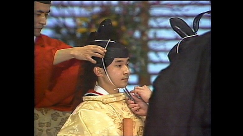 成年の「冠」を着用　1985年