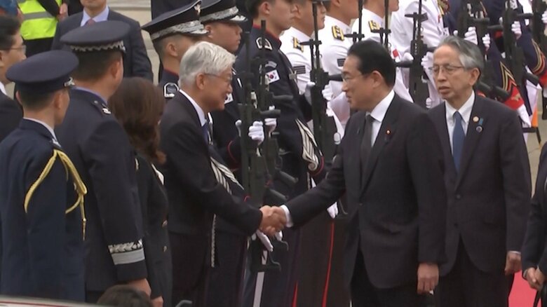 7日午前、ソウル空軍基地に到着した岸田首相
