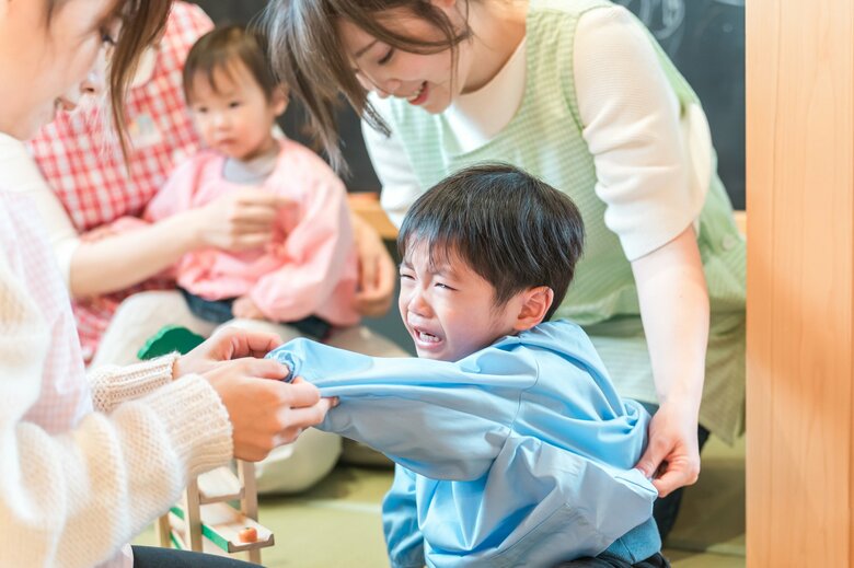 母親と離れることが不安で泣いてしまうこともモロー反射残存のひとつ（画像：イメージ）