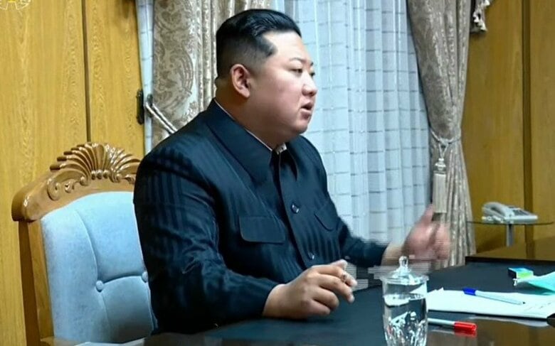 タバコを手に会議を進行（5月13日放映の朝鮮中央テレビより）