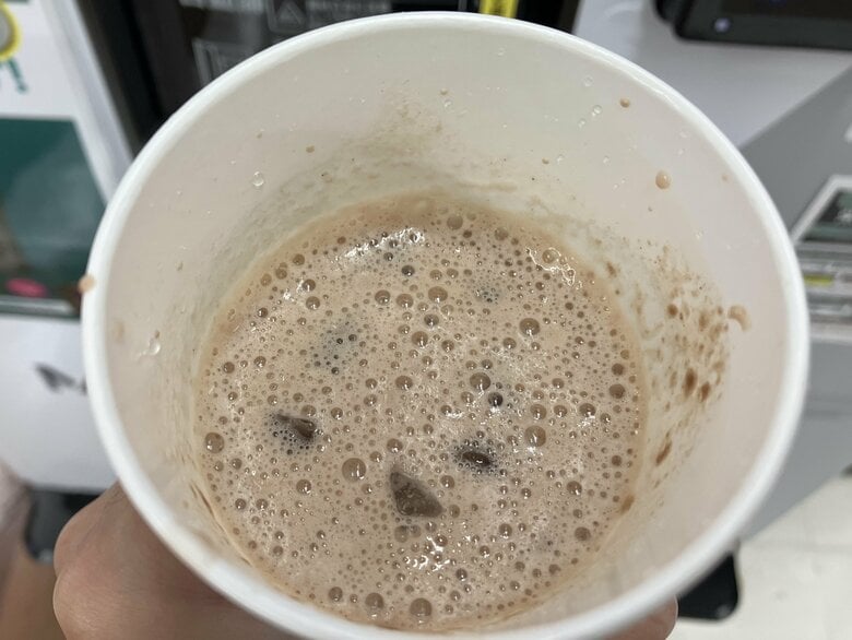 紙コップに注がれたプロテイン（編集部撮影）