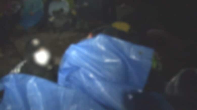 登山道で寝る登山客