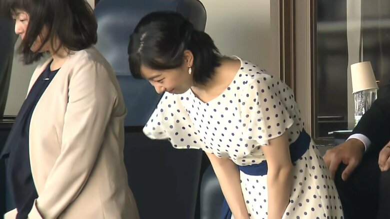 来場を告げるアナウンスに、立ち上がって会釈された