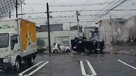 交差点で車2台の衝突事故　ひっくり返る車の運転手は自力で脱出　周囲の救護で女児含む3人搬送も命に別条なし　名古屋市