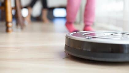 靴下も見分ける、ゴミ捨ても自動…「ロボット掃除機」でここまで掃除はラクになる！最新事情を家電のプロに聞いた
