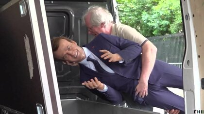 【独自】“マクロン大統領誘拐”？グリーンピース活動家たちが美術館から大統領の「蝋人形」盗み出しロシア大使館前に展示　ロシアと貿易続ける政権批判　フランス