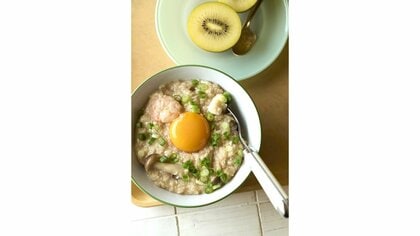 オートミールのシーフード雑炊(撮影/邑口京一郎 スタイリング/なかざわひろ美)