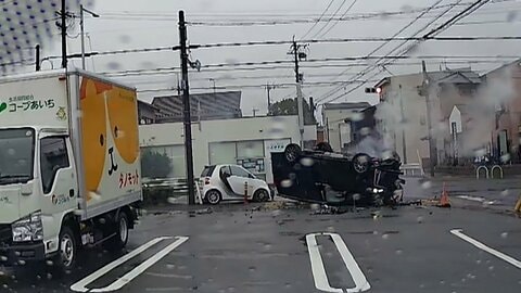 交差点で車2台の衝突事故　ひっくり返る車の運転手は自力で脱出　周囲の救護で女児含む3人搬送も命に別条なし　名古屋市